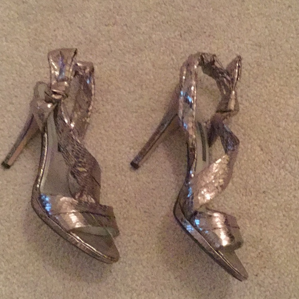 Metallic pumps with side bow. Rose gold hue.